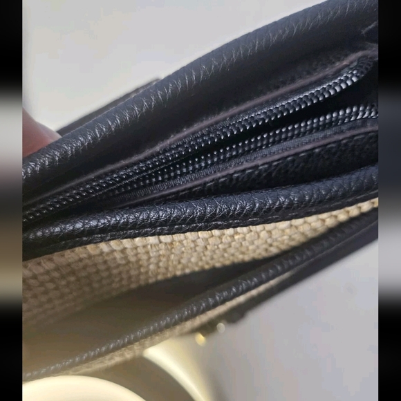 Liz Claiborne NWT Maddie Bucket Crossbody Shoulder Handbag Purse Tan & Black - Picture 7 of 13